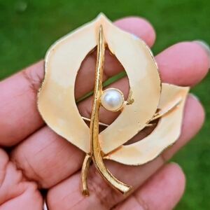 BUYER'S CHOICE Vintage Brooch Gold Tone